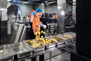 Kun työpaikka on vankila – ravintolapäällikkö Heidi huolehtii arjen perusasiasta