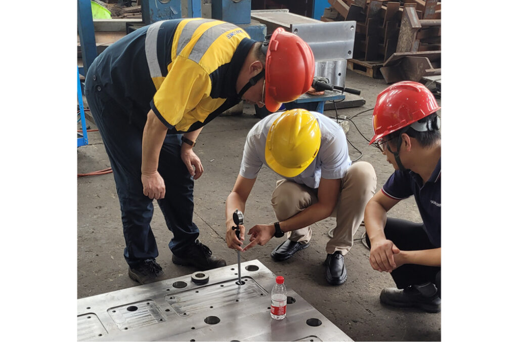 Töissä tehtaalla Kiinassa