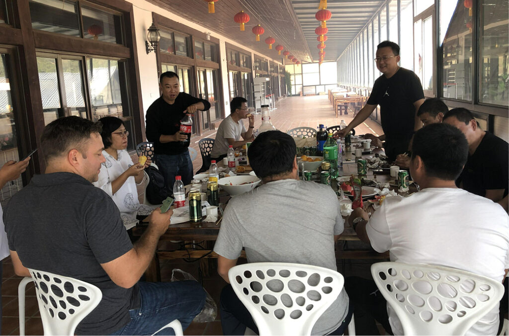 Töissä tehtaalla Kiinassa