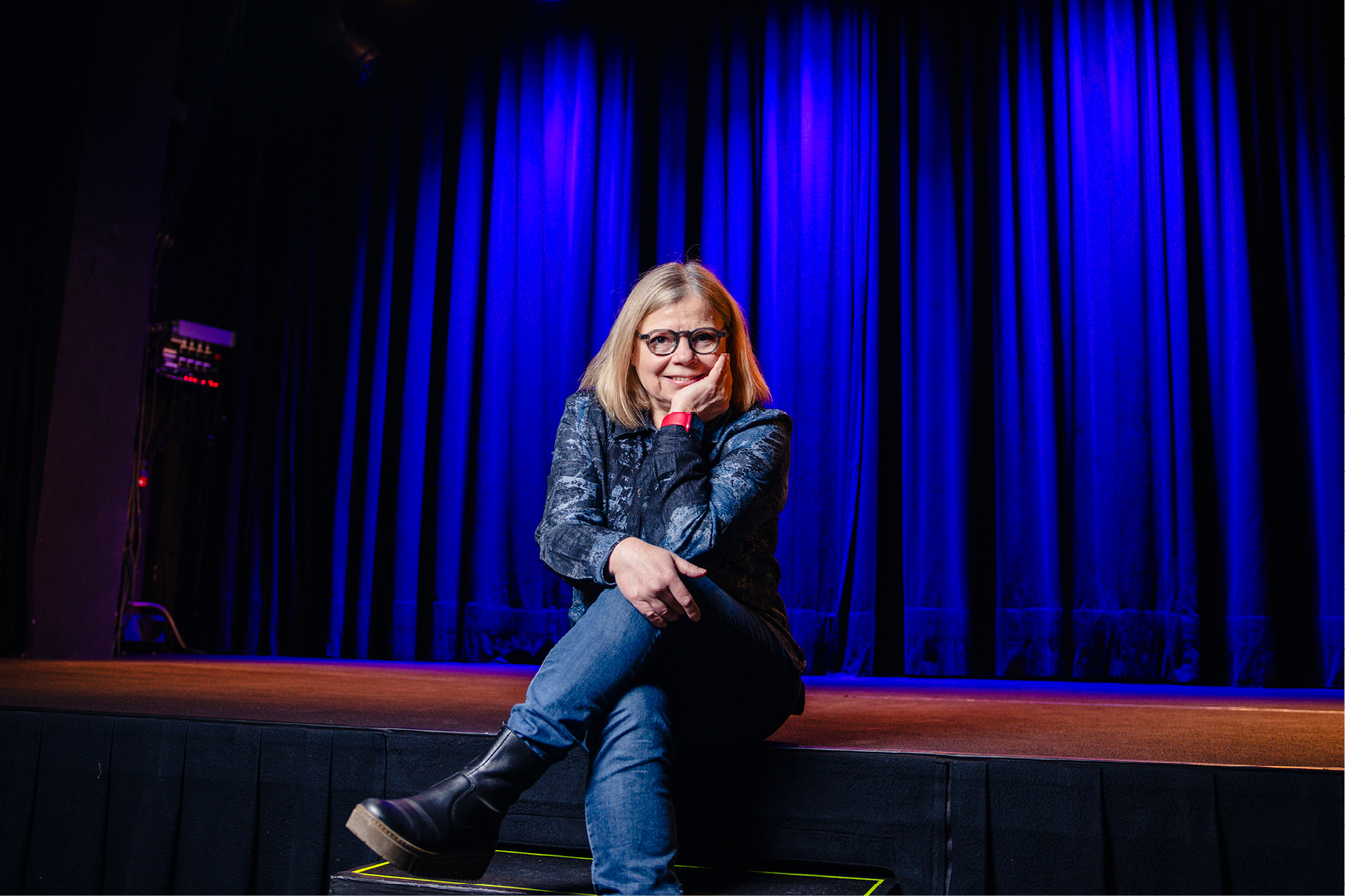 Freelance-taiteilija johtaa itseään produktiosta toiseen