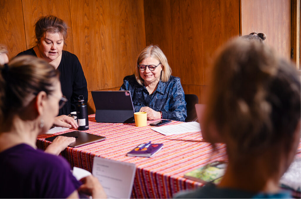 Freelance-taiteilija johtaa itseään produktiosta toiseen