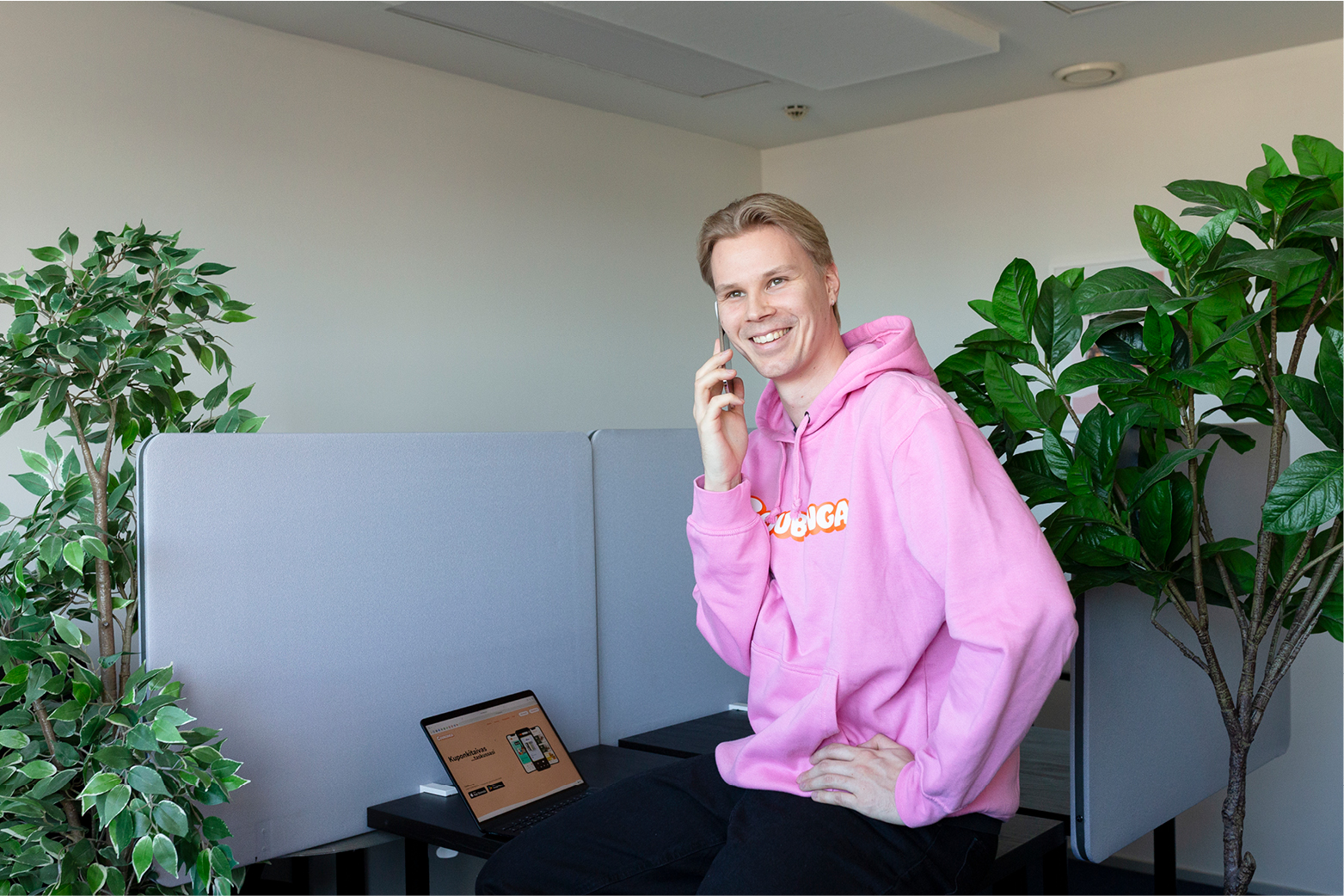 Digimyyjä rohkaisee swaippaamaan